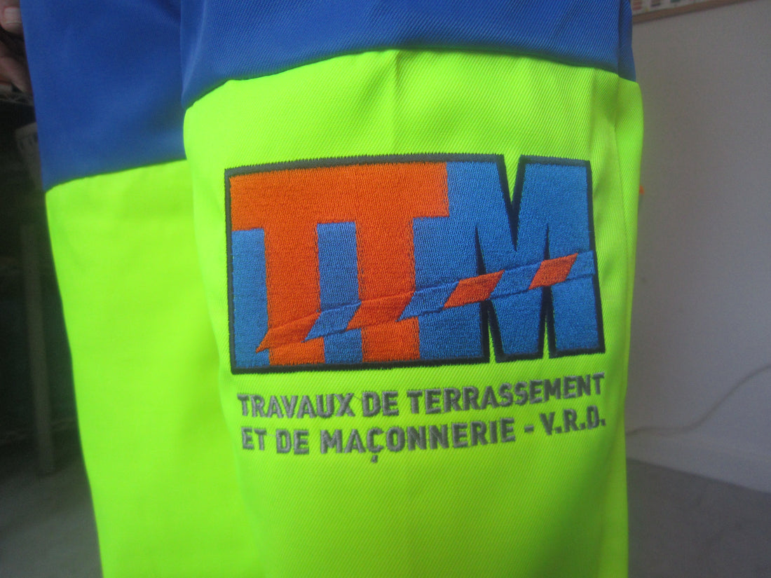 "Au-delà de l'aiguille : Les coulisses de la broderie de logos sur mesure"
