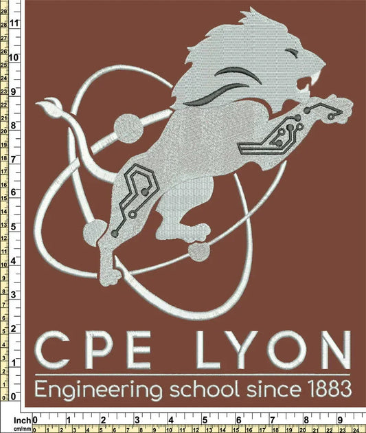 Logo brodé lion argenté CPE Lyon, motif atomique, fond marron, école d'ingénieurs, texte anglais.
