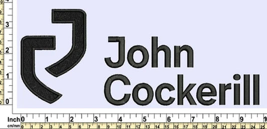 Logo brodé John Cockerill en noir sur tissu, avec règle de mesure au bas de l'image