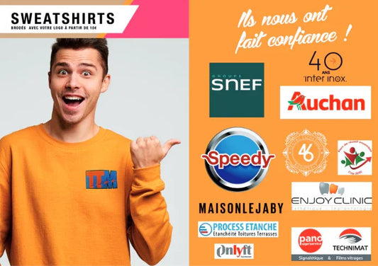 Homme souriant en sweat brodé orange, logos de grandes entreprises partenaires en arrière-plan.