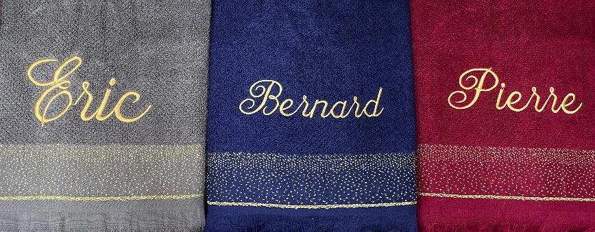 Serviettes brodées personnalisées avec prénoms Eric, Bernard et Pierre en fil doré