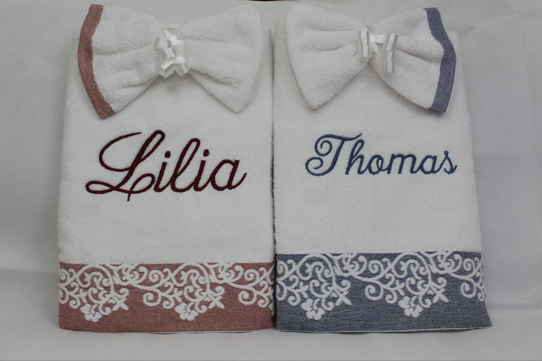 Serviettes brodées personnalisées avec prénoms, bordures décoratives et nœuds, idée cadeau.