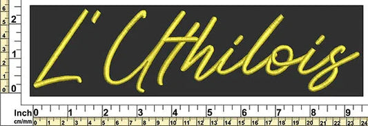 Broderie personnalisée texte L'Uthilois fil jaune sur fond noir avec règle de mesure