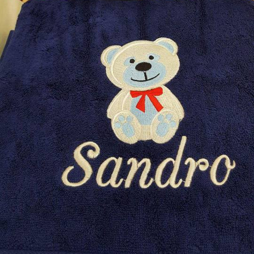 Serviette bleu marine brodée avec un ourson et le prénom Sandro, cadeau personnalisé enfant.