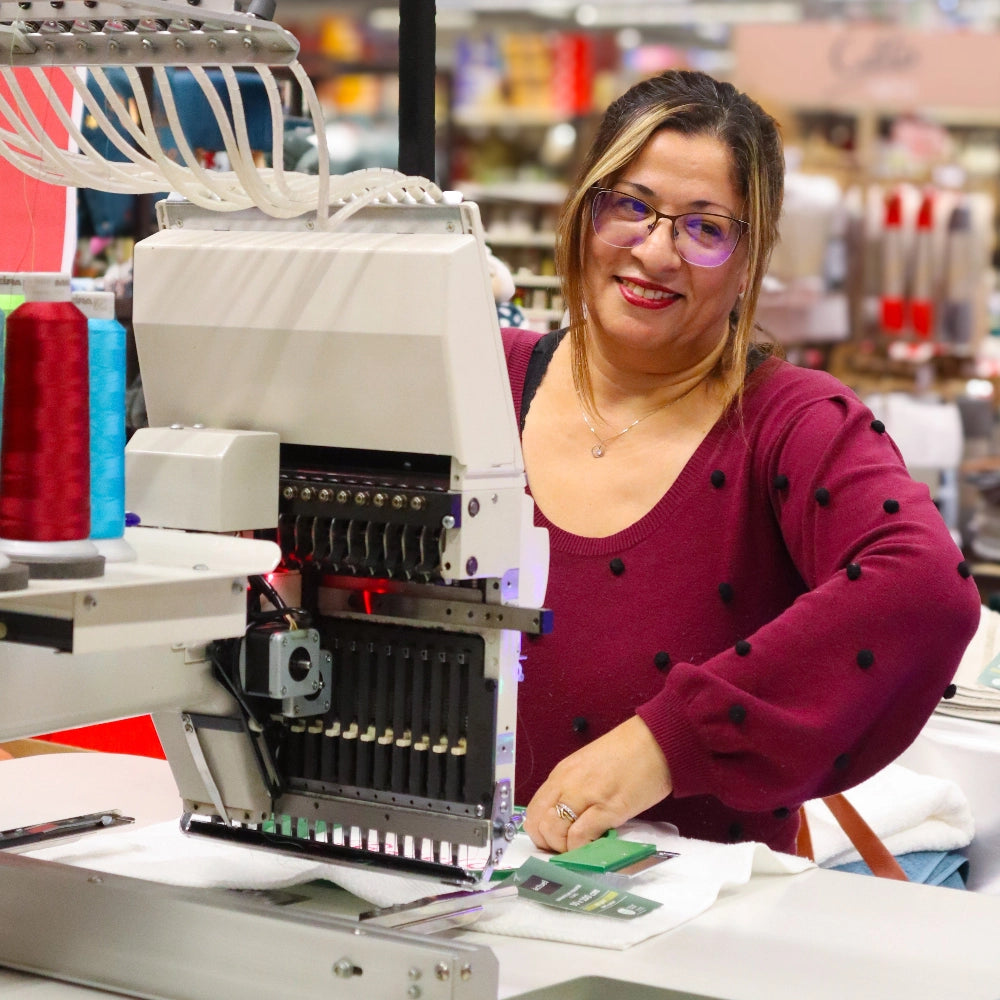 "Photo de l'artisanat de La Brodeuse en plein travail de broderie personnalisée à Lyon"
