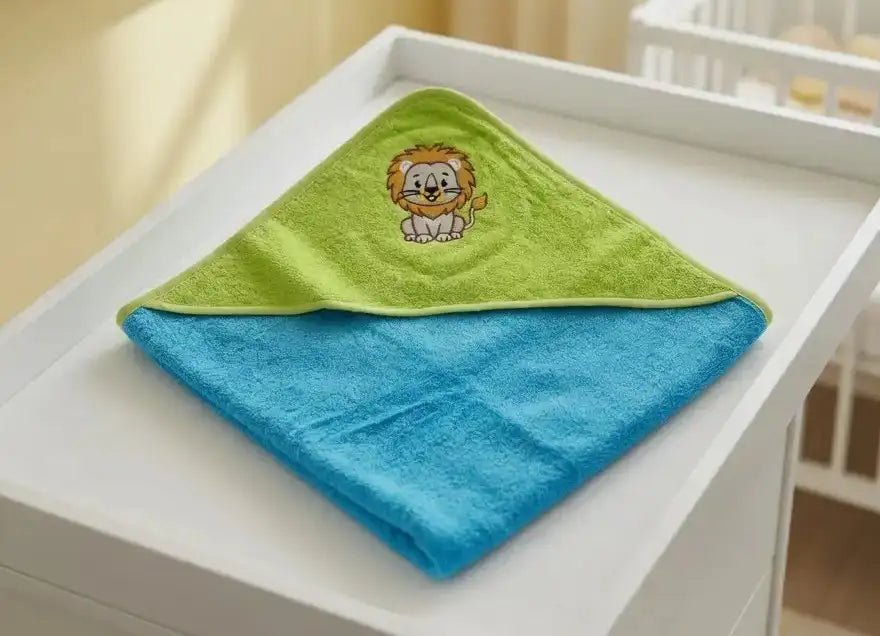 Cape de Bain Bébé Brodée au Prénom — Motif Lion - LA BRODEUSE®