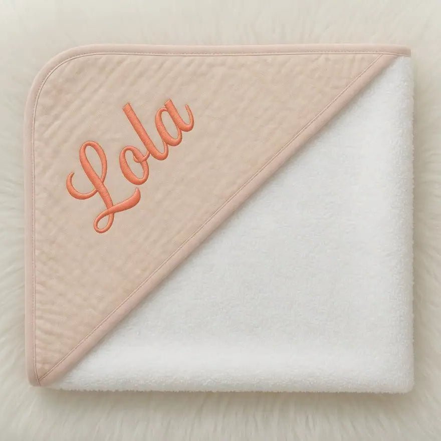Cape de Bain Bébé Fille Brodée au Prénom - LA BRODEUSE®