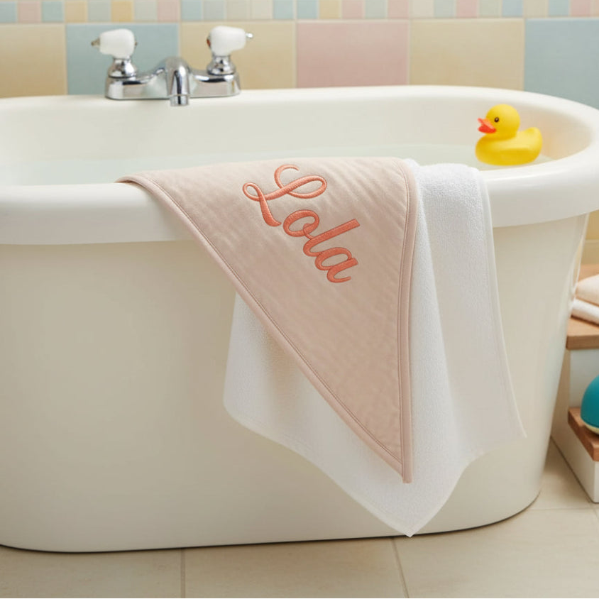 Cape de Bain Bébé Fille Brodée au Prénom Lola - LA BRODEUSE®