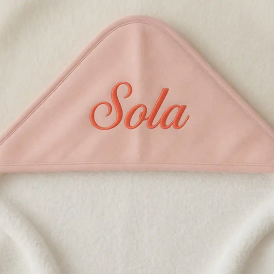 Cape de Bain Bébé Fille Brodée au Prénom Sola- LA BRODEUSE®