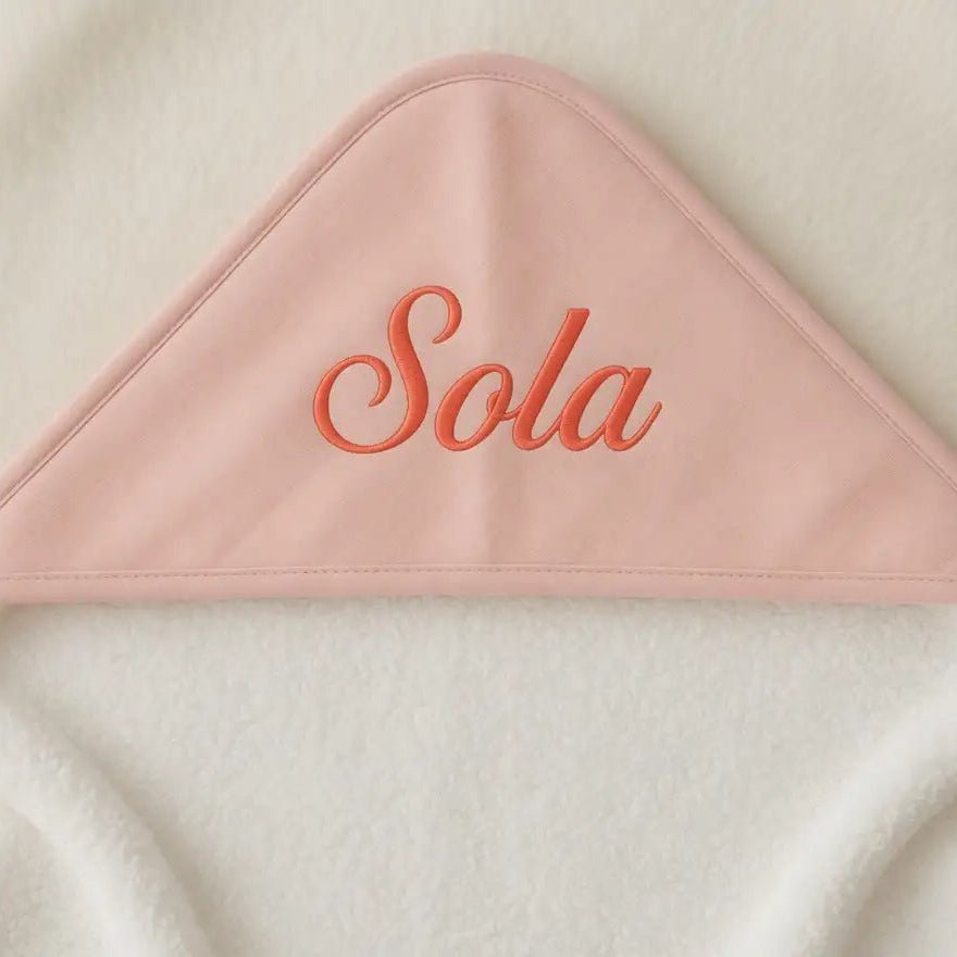 Cape de Bain Bébé Fille Brodée au Prénom Sola- LA BRODEUSE®