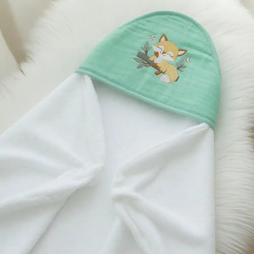 Cape de Bain Bébé Verte Brodée "LE RENARD DORMANT" - LA BRODEUSE®