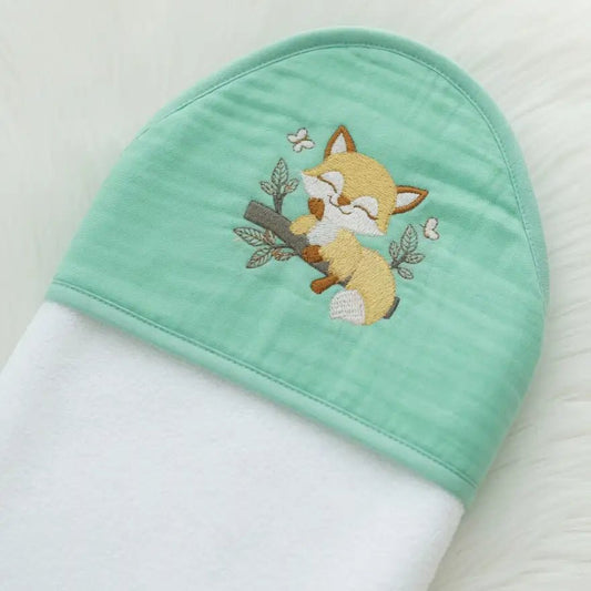 Cape de Bain Bébé Verte Brodée "LE RENARD DORMANT" - LA BRODEUSE®