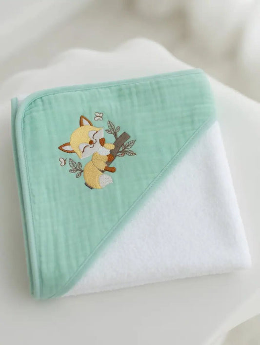 Cape de Bain Bébé Verte Brodée "LE RENARD DORMANT" - LA BRODEUSE®