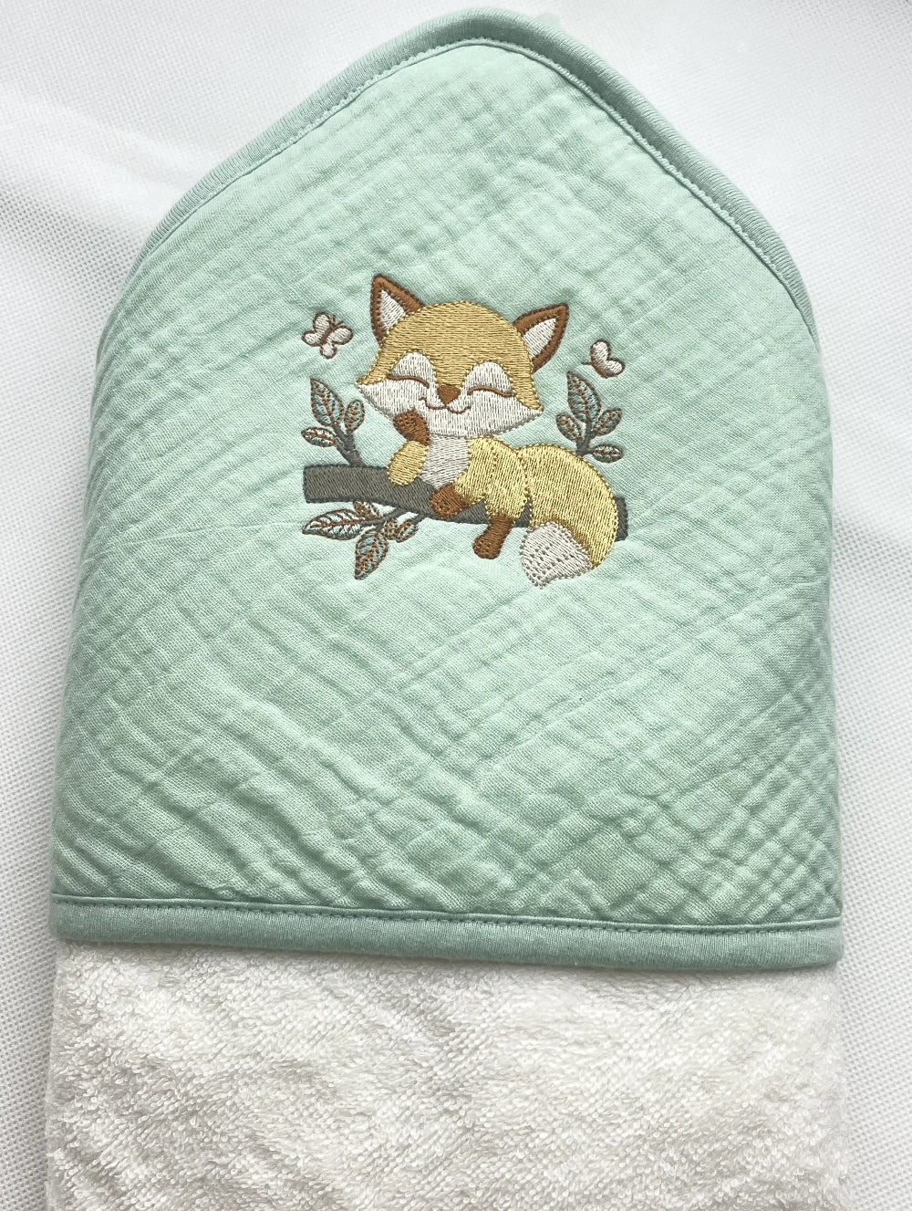 cape_de_bain_bebe_brodee_renard_dormant.labrodeuse.fr_webp