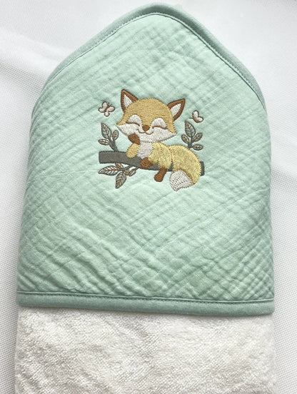 cape_de_bain_bebe_brodee_renard_dormant.labrodeuse.fr_webp