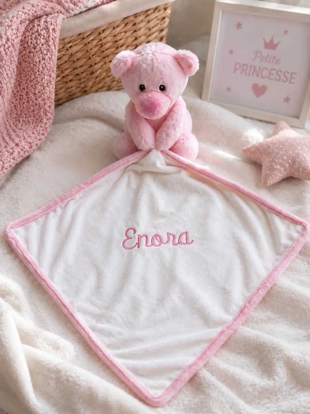 Doudou Bébé Fille "Petit Ours Rose" Brodé au Prénom - LA BRODEUSE®