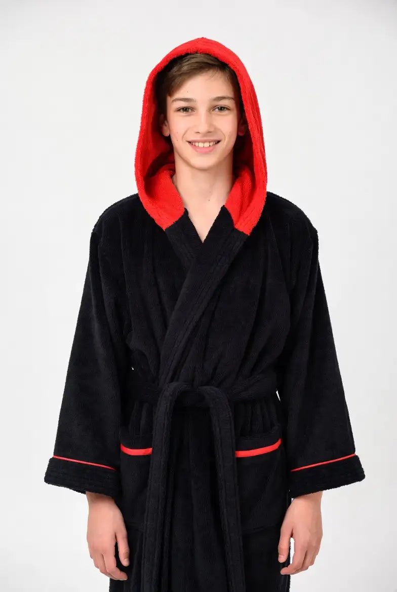 Peignoir Enfant à Capuche Noir et Rouge Brodé au Prénom - LA BRODEUSE®