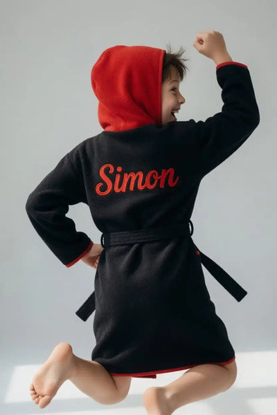 Peignoir Enfant à Capuche Noir et Rouge Brodé au Prénom - LA BRODEUSE®