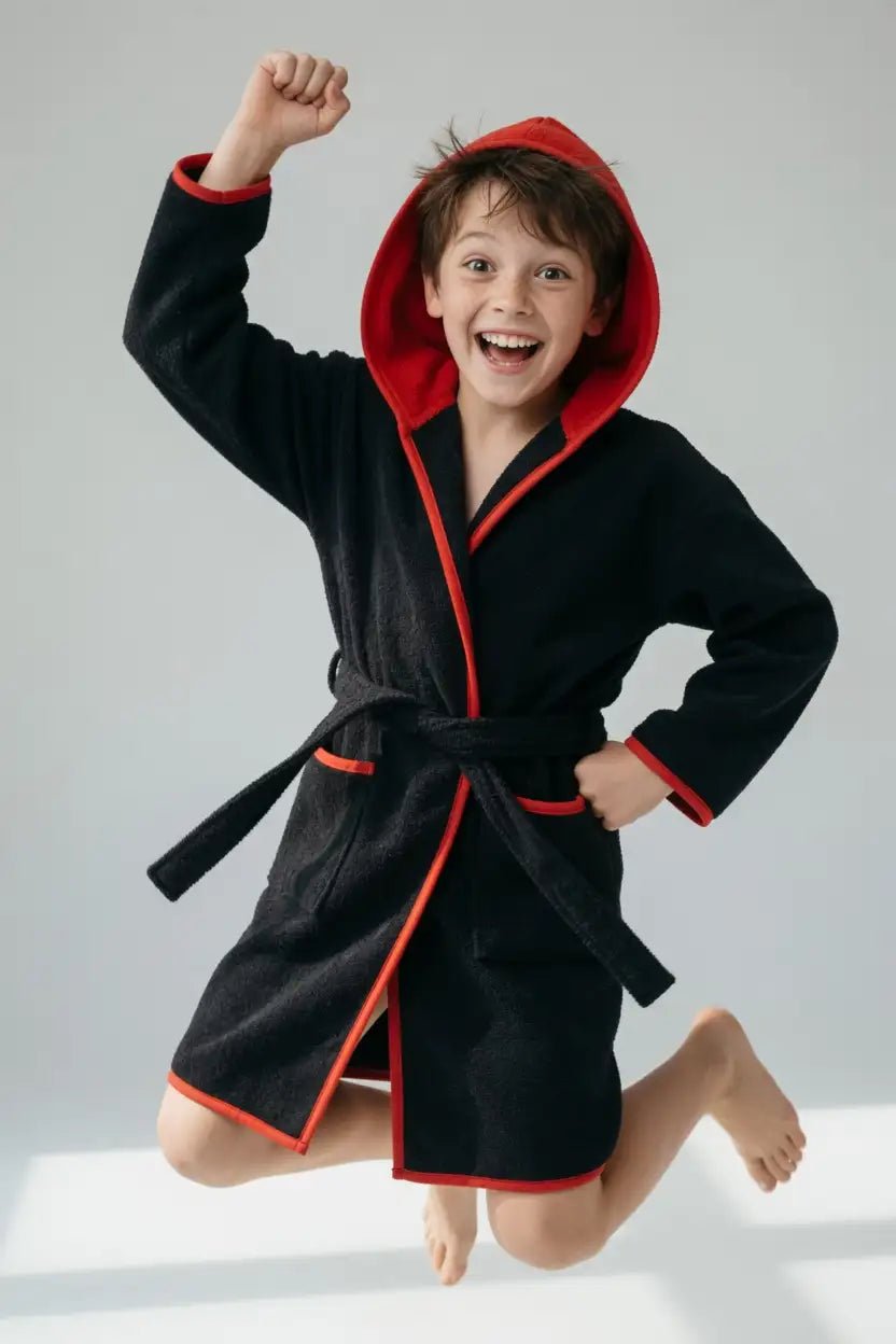 Peignoir Enfant à Capuche Noir et Rouge Brodé au Prénom - LA BRODEUSE®