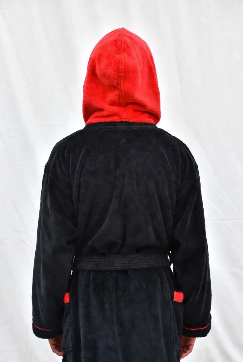 Peignoir Enfant à Capuche Noir et Rouge Brodé au Prénom - LA BRODEUSE®