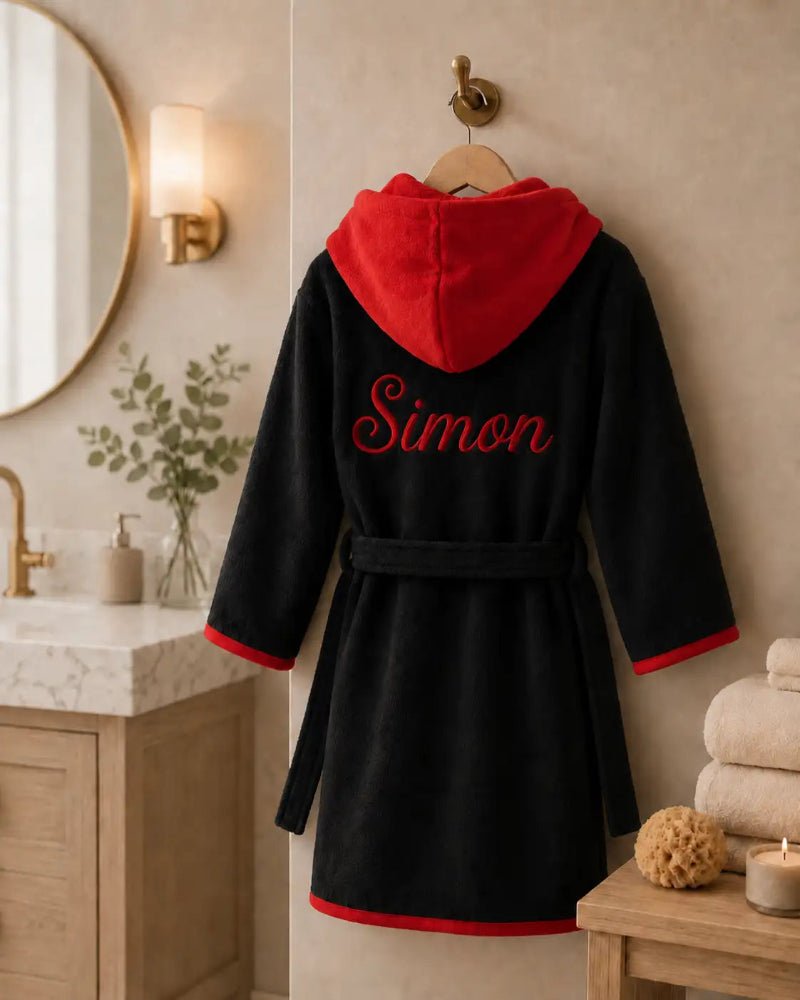 Peignoir Enfant à Capuche Noir et Rouge Brodé au Prénom - LA BRODEUSE®