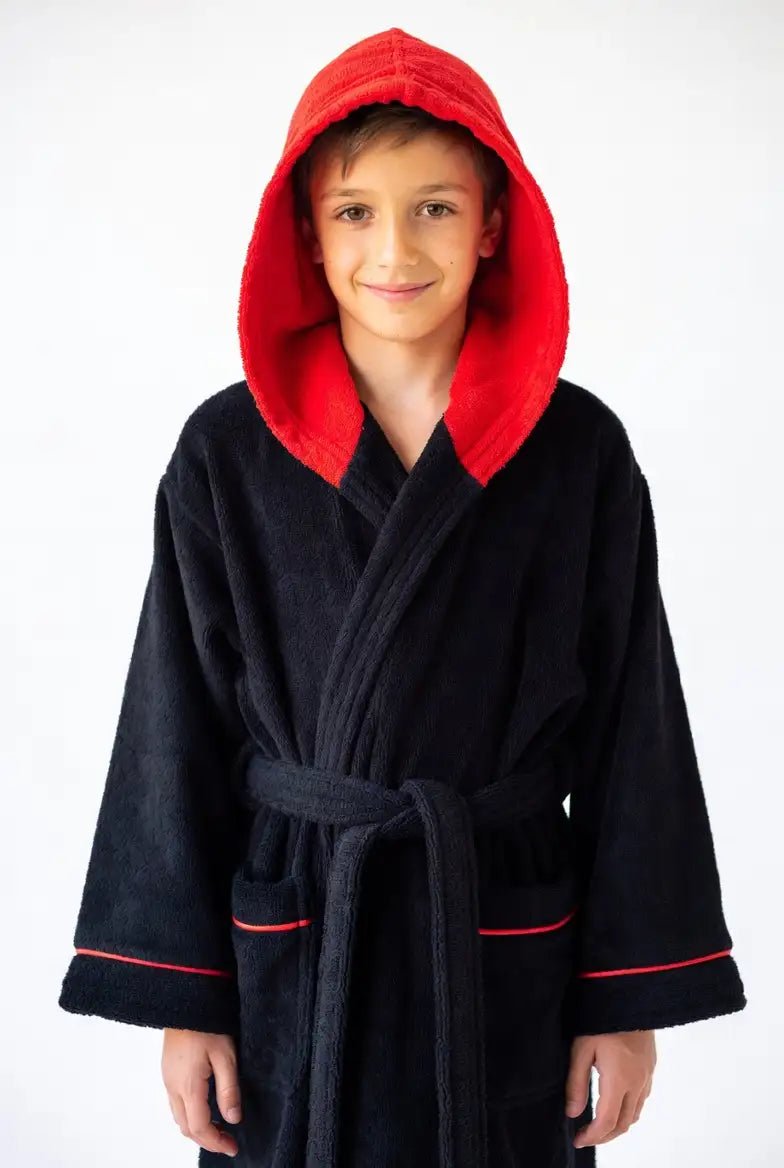 Peignoir Enfant à Capuche Noir et Rouge Brodé au Prénom - LA BRODEUSE®