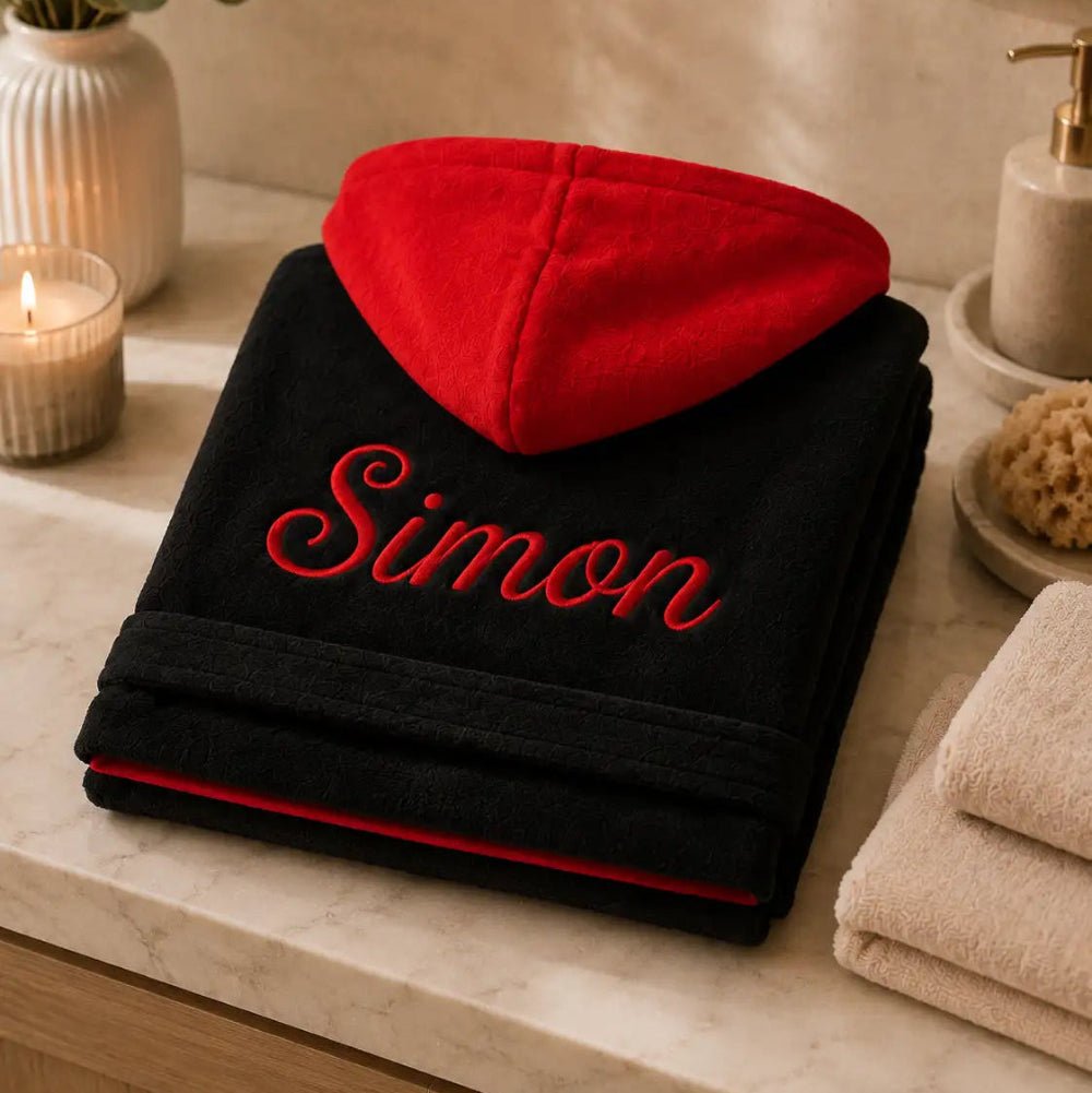 Peignoir Enfant à Capuche Noir et Rouge Brodé au Prénom - LA BRODEUSE®
