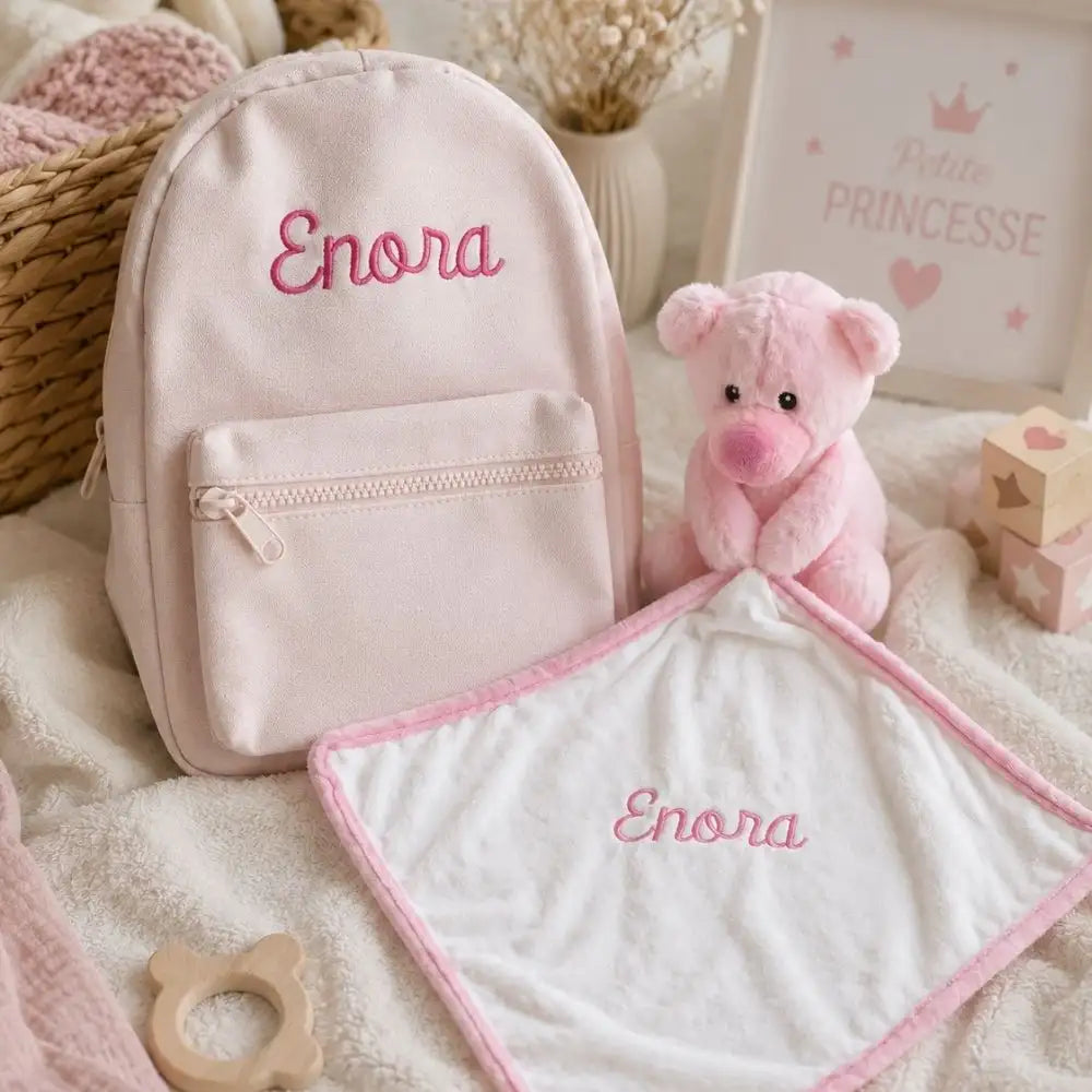 Sac à dos rose et doudou ourson brodés au prénom Enora en fil fuchsia, coffret cadeau naissance fille