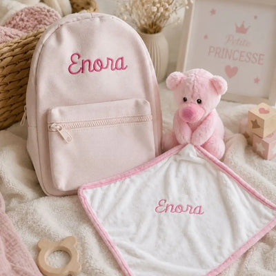Sac à dos rose et doudou ourson brodés au prénom Enora en fil fuchsia, coffret cadeau naissance fille